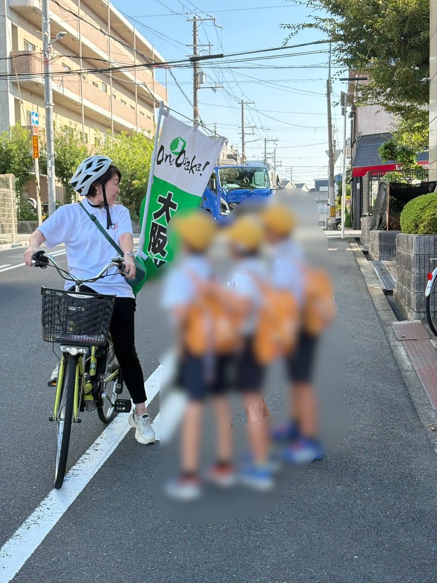 marico_kuroda's tweet photo. 今日は街頭でも #とこカイ！

第10回の協議会を傍聴した後は、地域に戻って、街頭で都構想についてお話ししました。

区の名称アンケートにもご協力いただき、皆さんから色々なご意見を伺いました。

区役所前では、
「これが無くなるんやろ！」
と、区役所を指差してお話しくださった女性の方も。
「区役所はなくなりません」
「今の区役所での窓口サービスも継続します」
とご説明すると、
「それやったらいいやん」と。

こうした不安や疑問に、一つひとつお答えしていくことが大切だと改めて感じました。

小学生からも「頑張って！」と声をかけてもらいました😊
元気をもらいました。ありがとう！

これからも、いろんな方法で、いろんな場所で。
徹底的に丁寧な都構想解説、#とこカイ！
続けていきます💪🏻

そしてこの後は21時からライブ配信！

前半(吉村洋文チャンネル)↓
https://t.co/o9FocQxg6F…
後半(都構想チャンネル)↓
https://t.co/FX4ufTJbO4…

ぜひご覧ください🙇🏻‍♀️