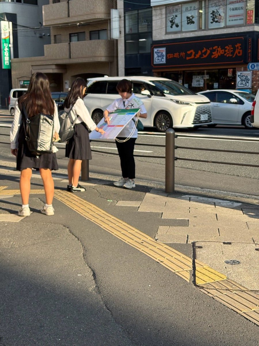marico_kuroda's tweet photo. 今日は街頭でも #とこカイ！

第10回の協議会を傍聴した後は、地域に戻って、街頭で都構想についてお話ししました。

区の名称アンケートにもご協力いただき、皆さんから色々なご意見を伺いました。

区役所前では、
「これが無くなるんやろ！」
と、区役所を指差してお話しくださった女性の方も。
「区役所はなくなりません」
「今の区役所での窓口サービスも継続します」
とご説明すると、
「それやったらいいやん」と。

こうした不安や疑問に、一つひとつお答えしていくことが大切だと改めて感じました。

小学生からも「頑張って！」と声をかけてもらいました😊
元気をもらいました。ありがとう！

これからも、いろんな方法で、いろんな場所で。
徹底的に丁寧な都構想解説、#とこカイ！
続けていきます💪🏻

そしてこの後は21時からライブ配信！

前半(吉村洋文チャンネル)↓
https://t.co/o9FocQxg6F…
後半(都構想チャンネル)↓
https://t.co/FX4ufTJbO4…

ぜひご覧ください🙇🏻‍♀️