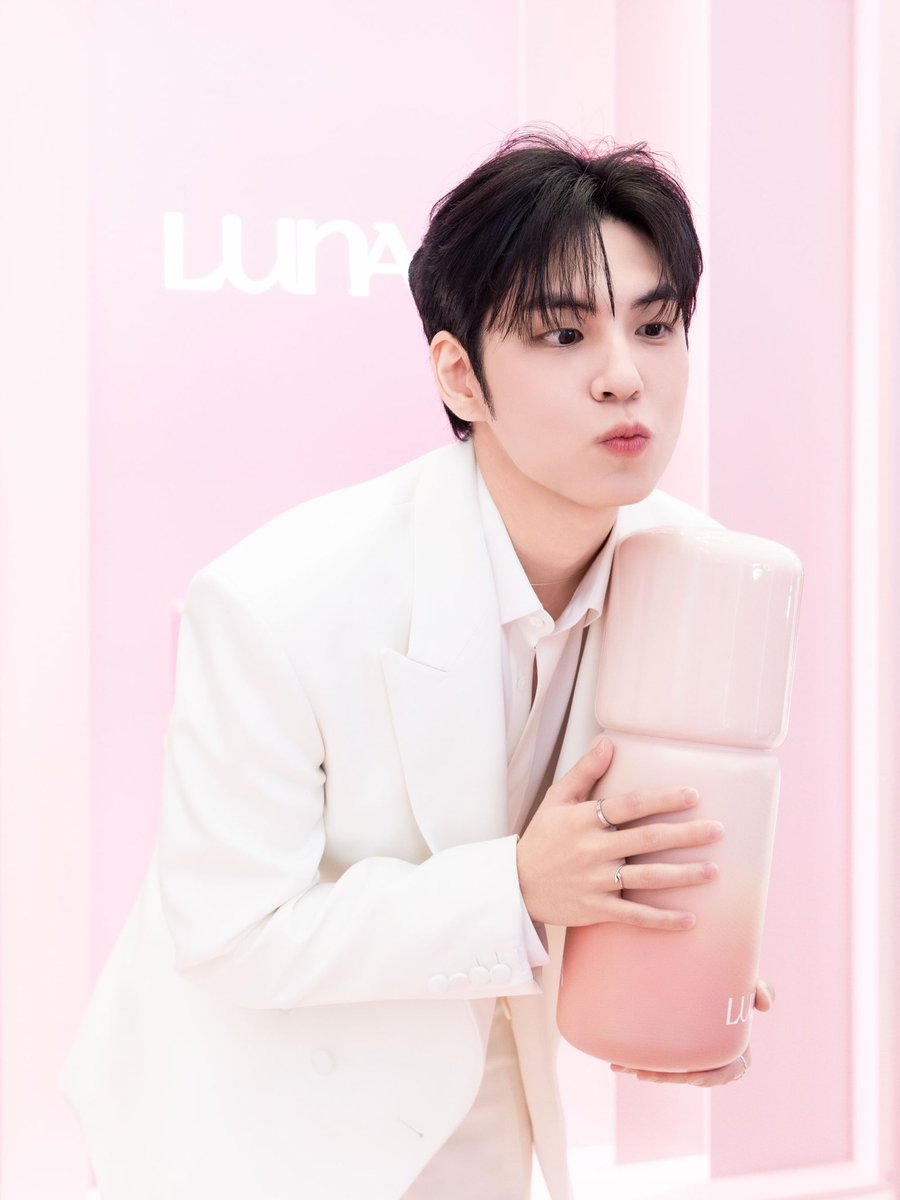 __ESSENTIAL's tweet photo. 언어를 잃고 원시인처럼 
우와 와 오 와 하는 사람이 되어버림 ㅠㅠ https://t.co/HmdyoQSqth