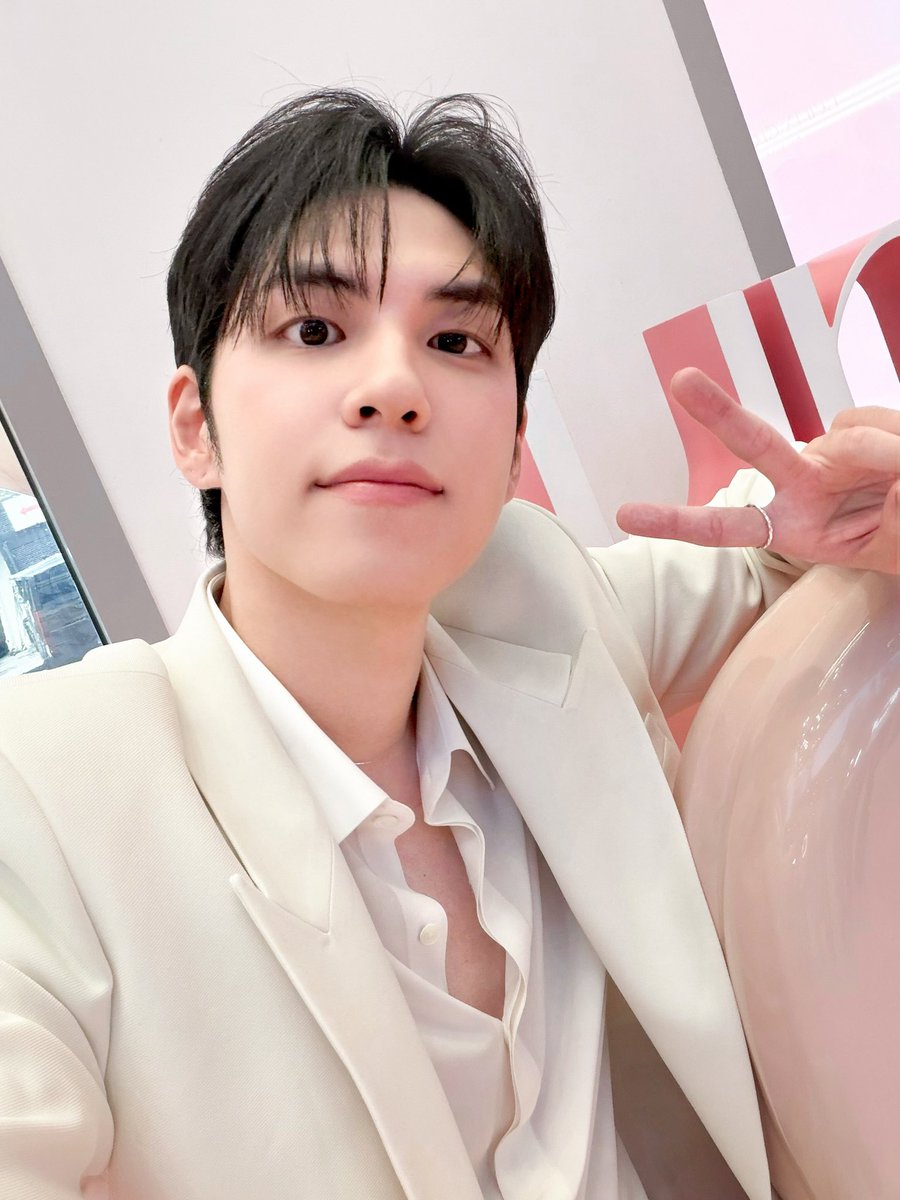 __ESSENTIAL's tweet photo. 언어를 잃고 원시인처럼 
우와 와 오 와 하는 사람이 되어버림 ㅠㅠ https://t.co/HmdyoQSqth