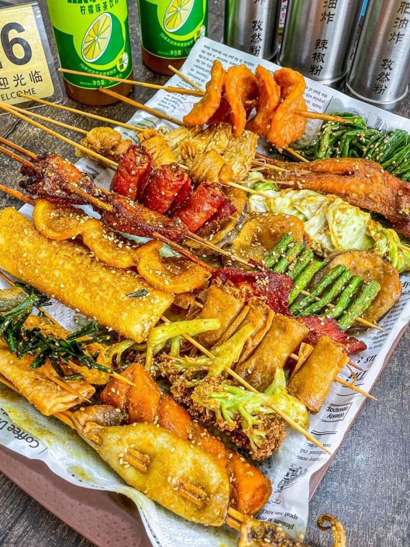 VictoriaSawwrk's tweet photo. Loving this crispy roadside fried skewer with savory sauce u0026 fresh veggies—best cheap street food pick on the go! https://t.co/ShHvLnLUjI