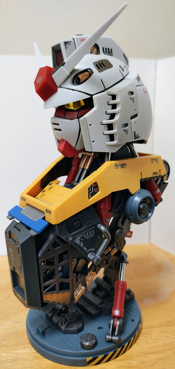 jugemu_juzo's tweet photo. ガンプラではないので、17.5作目完成ー🎉

EXCEED MODEL TRINITY RX-78-2 ガンダム🌐

よく作り込まれていて、存在感あって、カッコイイ🤩
パーツの噛み合わせで手間取ったので結構時間掛かった～⌛️
指が痛い🧊
ストレートで3種そろったのがラッキー🎊

#ガシャポン #エクシードモデルトリニティ https://t.co/QB3MiKpH7Q