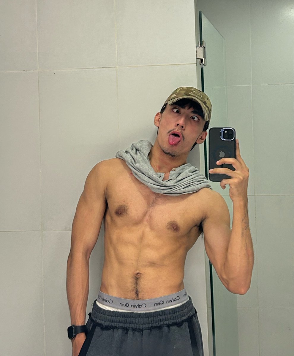chrisnmore's tweet photo. kung lalaki ka tapos may monthly dump post ka sa IG, i suggest mag lgbt ka na lang https://t.co/TaF06MqqoU