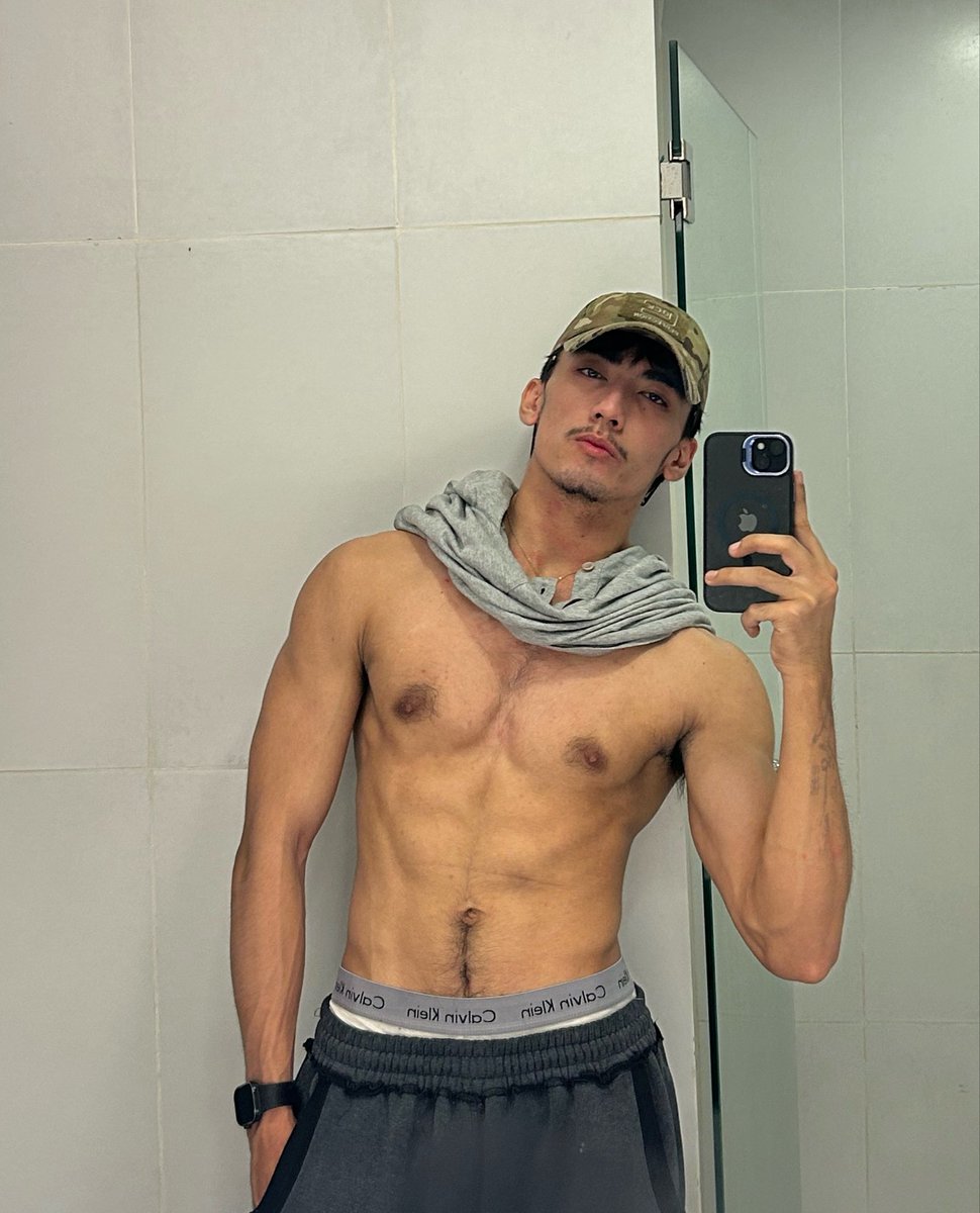 chrisnmore's tweet photo. kung lalaki ka tapos may monthly dump post ka sa IG, i suggest mag lgbt ka na lang https://t.co/TaF06MqqoU