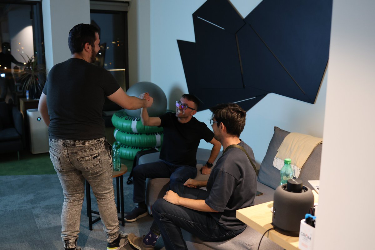 DecenterTeam's tweet photo. Da li biste došli na Web3 standup veče ili Web3 meme contest?

Prošle nedelje organizovali smo Web3 meetup u našim prostorijama i pitali zajednicu koje teme i formate želi da vidi sledeće, uz priliku da predloži svoje i glasa za favorite.

Hvala svima koji su svratili, glasali i podelili svoje ideje. Vaš input direktno oblikuje buduća okupljanja, a neke od predloga već spremamo za naredne meetupe.

Zapratite našu Luma stanicu da ih ne propustite. Vidimo se!