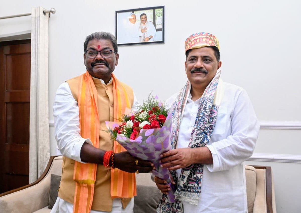 SanjayJhaBihar's tweet photo. पटना आवास पर आज बिहार सरकार के पर्यावरण, वन एवं जलवायु परिवर्तन विभाग के माननीय मंत्री डॉ रामचन्द्र प्रसाद जी का आगमन हुआ। उनके साथ आत्मीय मुलाकात में राज्य के सतत विकास तथा जनहित से जुड़े कई विषयों पर सार्थक चर्चा हुई।

@mla_hayaghat https://t.co/ci1JX6m1Sn
