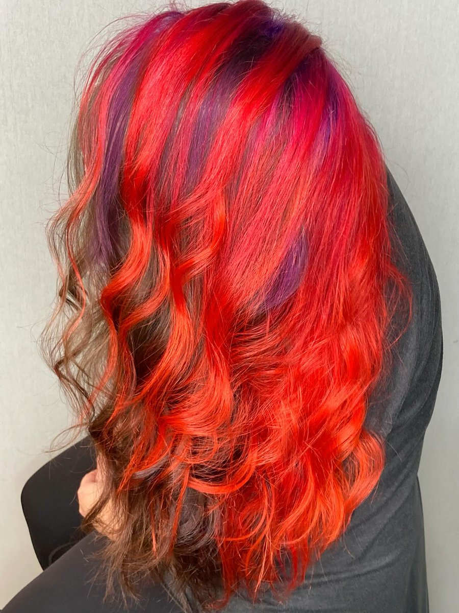Drew9400's tweet photo. Sharing this extremely hot look on this extremely cold day, with vivid hair color by Kayla. Don’t miss the before and during shots that led to this stunning result! https://t.co/TDVCPtyaI3