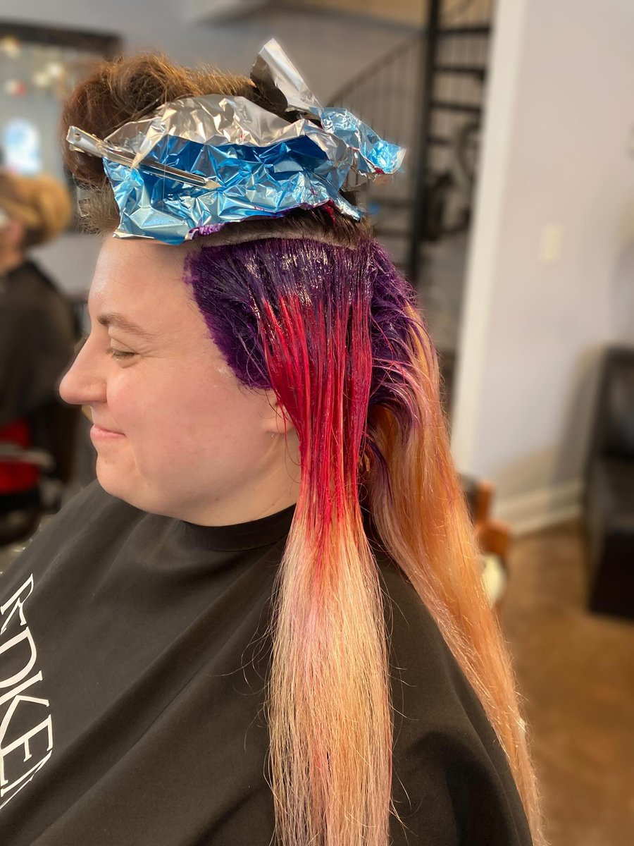 Drew9400's tweet photo. Sharing this extremely hot look on this extremely cold day, with vivid hair color by Kayla. Don’t miss the before and during shots that led to this stunning result! https://t.co/TDVCPtyaI3
