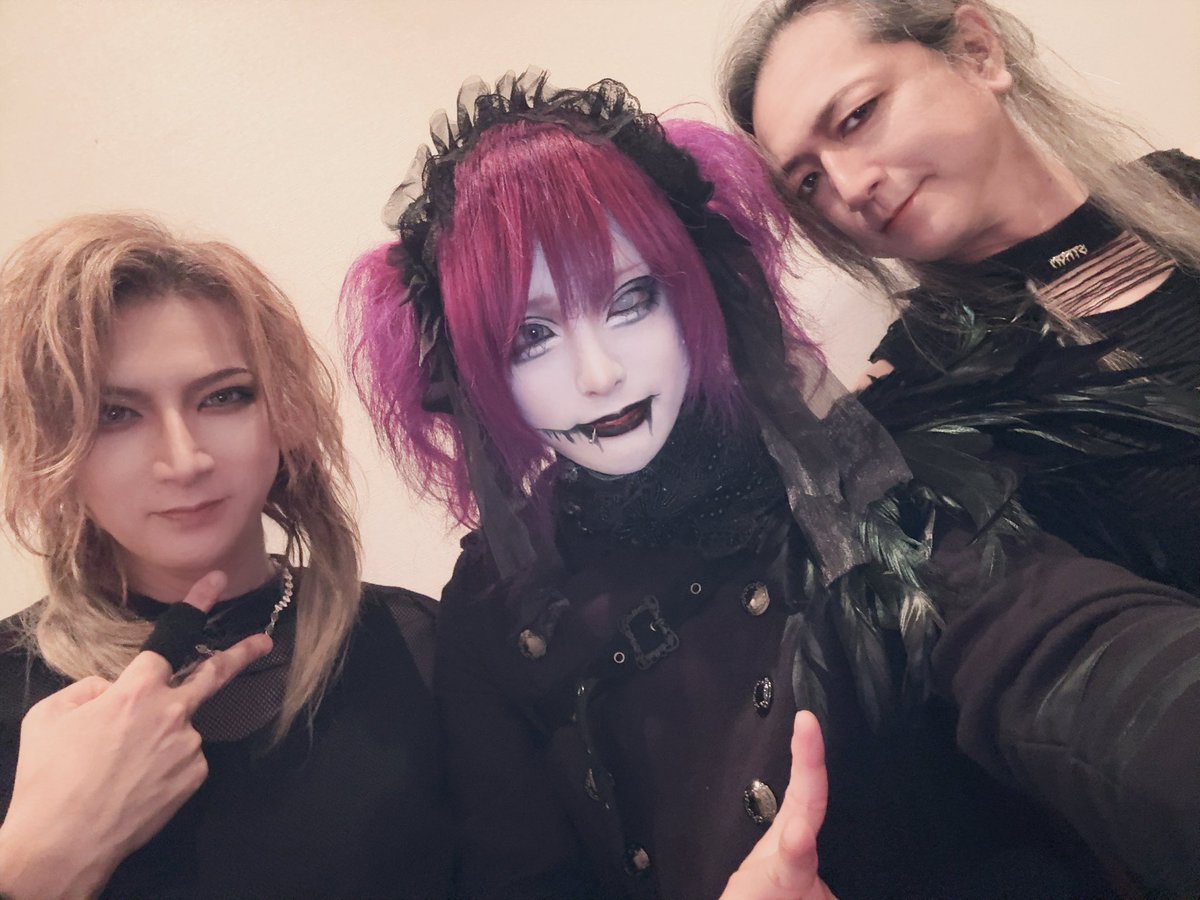 tatsuya_tksg's tweet photo. バグサミ本番前にRayflowerさんの楽屋に🏃‍♂️

YUKIさん、Sakuraさん、IKUOさんと！
田澤さんとはタイミング合わずでした😭

サーキットという形ではありますが、こうして対バンできたことが嬉しかったです！

小さい頃からお世話になってた自分が、こんな白塗り野郎になってるとは思わなかっただろうな〜 https://t.co/bQWyQ8j3yd