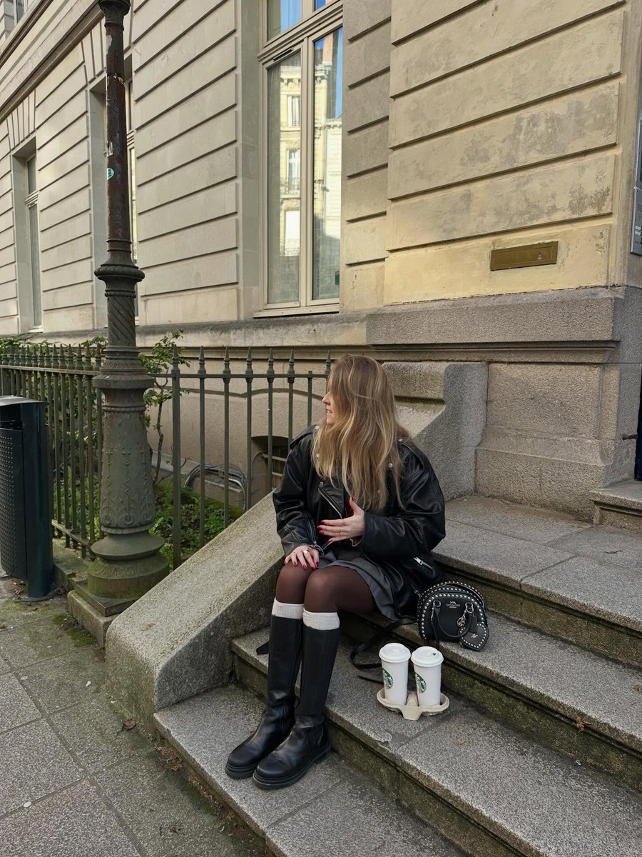 dariocsoares's tweet photo. Leather and grey: a timeless combo with edge. https://t.co/GfZeiYkS25