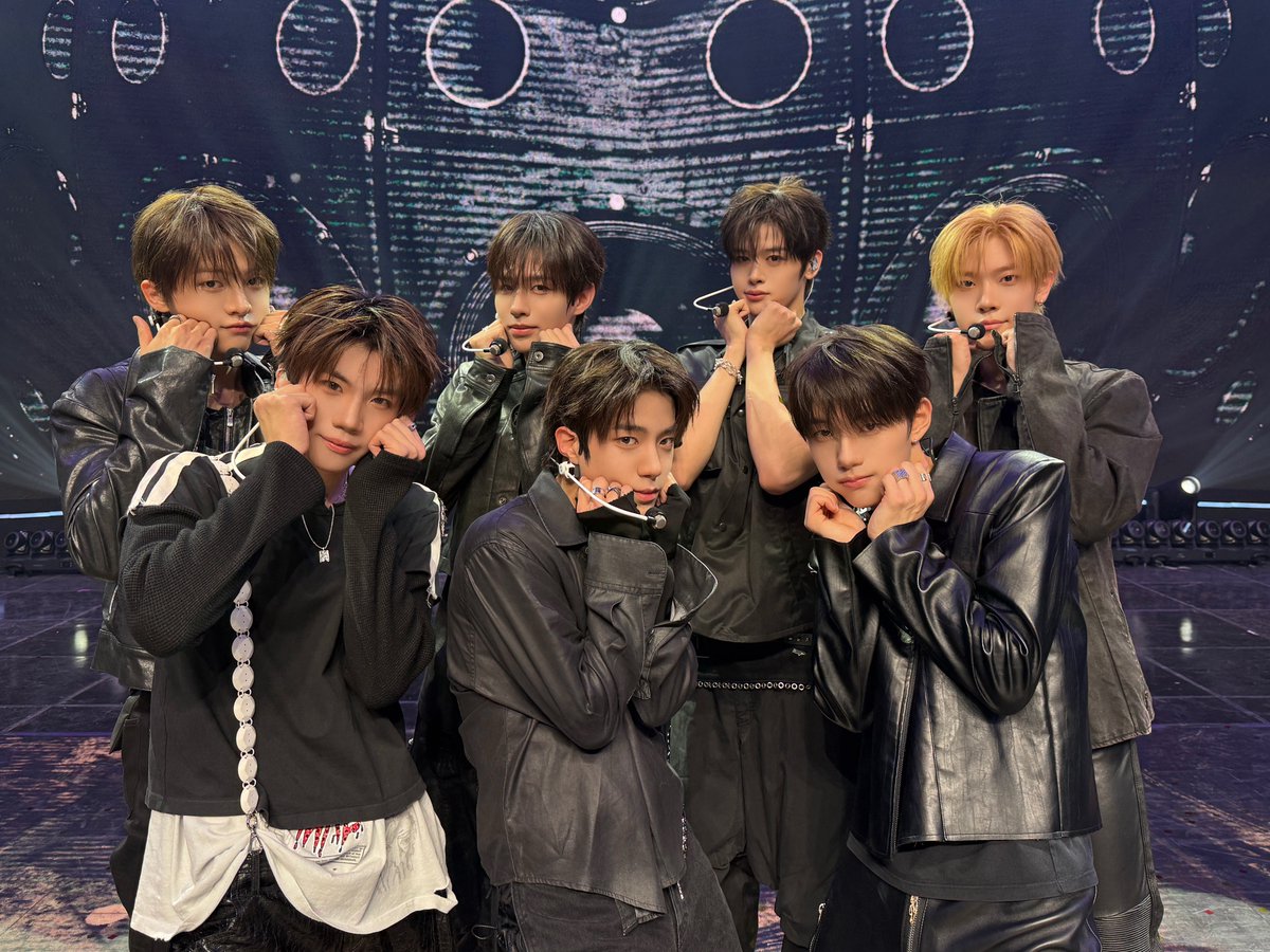 closeyoureyes_7's tweet photo. [📸] 
CLOSE UP  
261001 Mnet <엠카운트다운> 🎼

클로저의 힘찬 응원법과 함께 🎵
‘Drop That!’ 첫방송 무사히 완료 ✊

#CLOSEYOUREYES #클로즈유어아이즈
#CYE #클유아
#256thNote #DropThat https://t.co/uY7emyPT9n