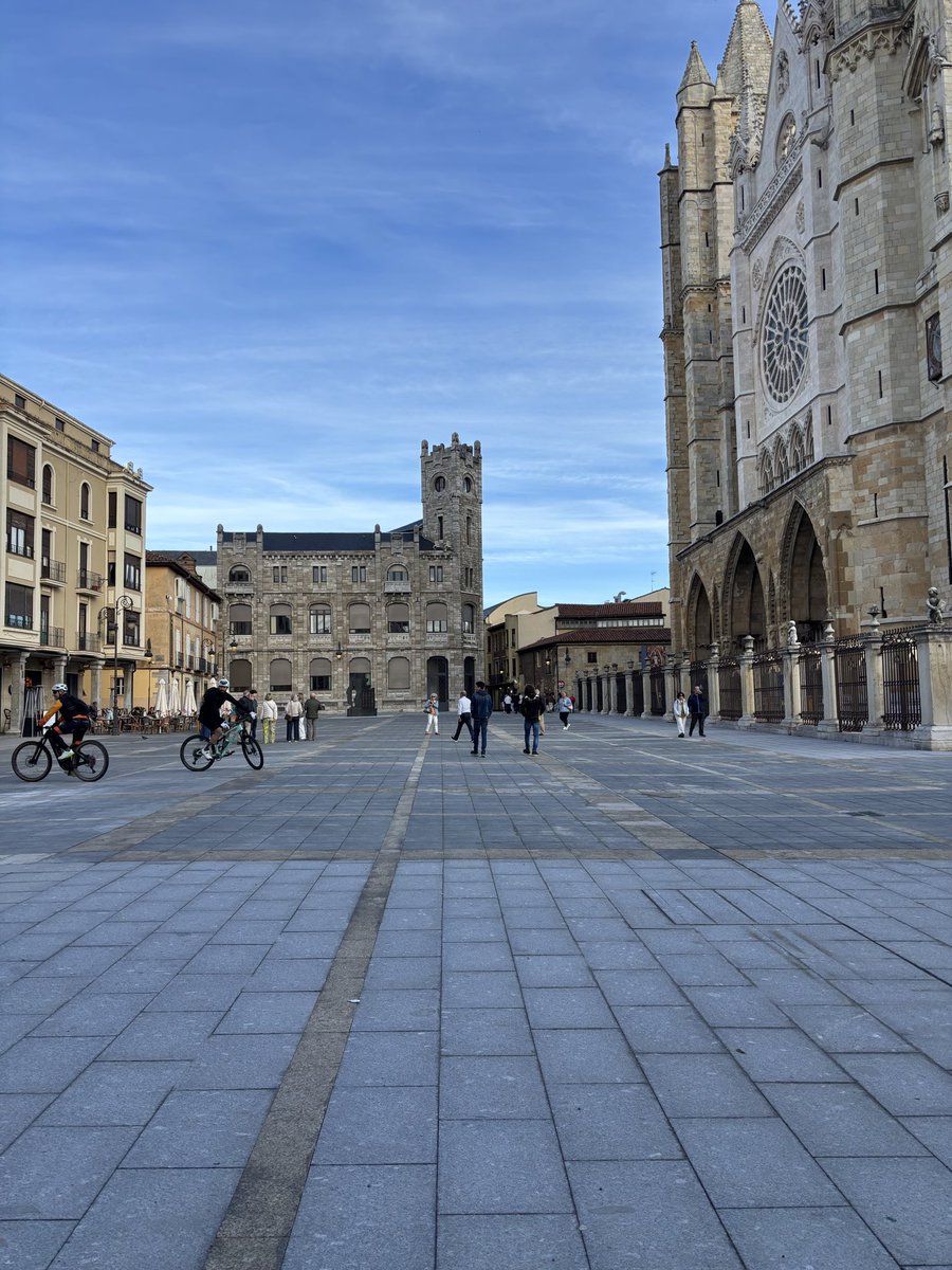 txapucabor's tweet photo. Preciosa la nueva plaza de la Catedral de León adaptada al cambio climático que nos achicharra y donde los leoneses podrán disfrutar de sombras y zonas verdes.

Sacrificamos el paso de las cofradías pero todo sea por el bienestar social. Gracias al PSOE de León por tanto https://t.co/QphOvc3cmf