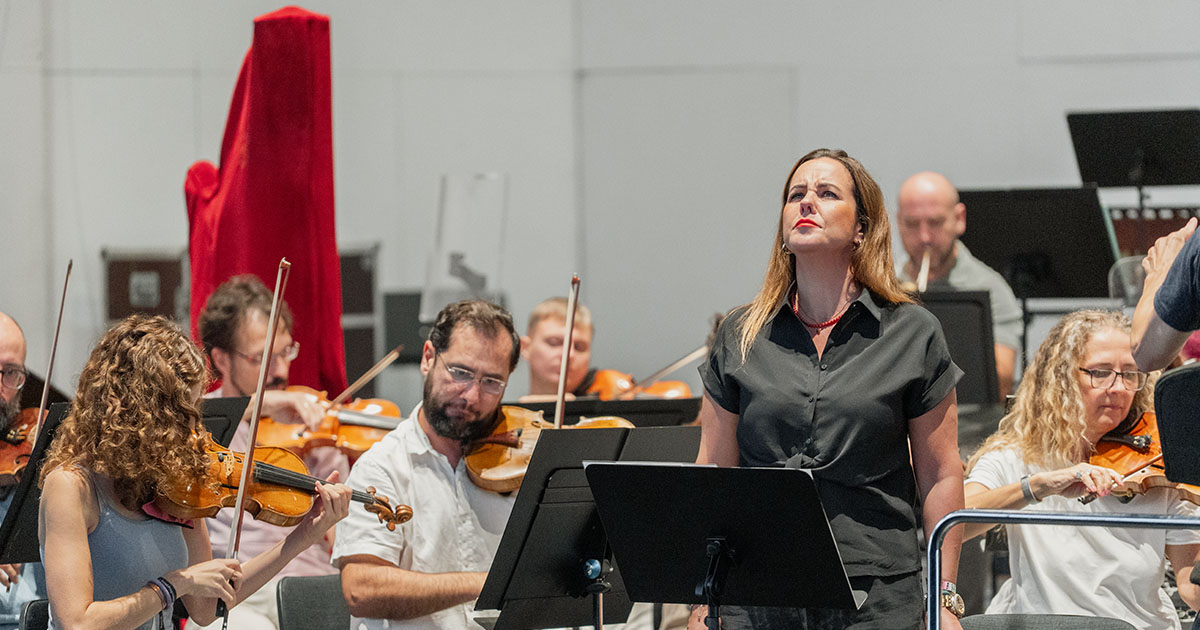 FundacionOex's tweet photo. Debuta Esther Merino como solista invitada de la Orquesta de Extremadura, la de su región. Un compromiso que, sabemos, encara con ilusión máxima. Que lo disfrutemos todos, con entrada, porque están ya agotadas para hoy en Badajoz. https://t.co/RBM3V5vx4J