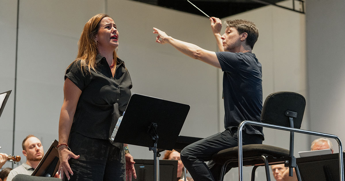 FundacionOex's tweet photo. Debuta Esther Merino como solista invitada de la Orquesta de Extremadura, la de su región. Un compromiso que, sabemos, encara con ilusión máxima. Que lo disfrutemos todos, con entrada, porque están ya agotadas para hoy en Badajoz. https://t.co/RBM3V5vx4J