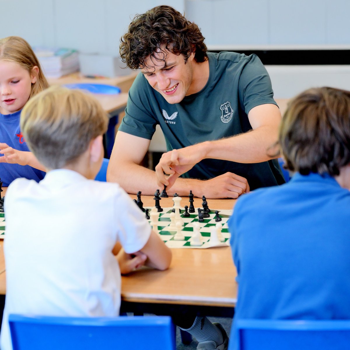 Everton's tweet photo. Back to school for Merlin Röhl. ♟

The Blues midfielder joined pupils at Oldfield Primary School – one of the recently renamed Everton Multi-Academy Trust’s schools – to take part in its chess club.