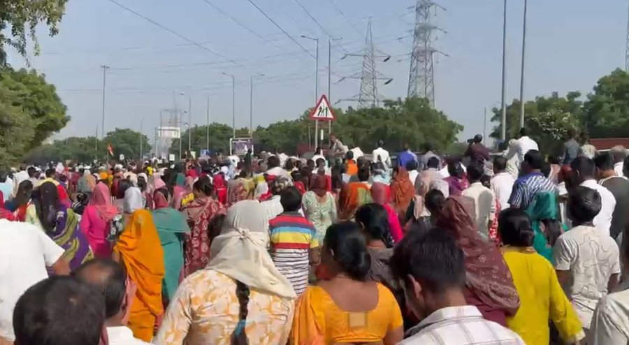 noidaheadlinest's tweet photo. बिजली-पानी की मांग पर डूब क्षेत्र के लोगों का धरना |

➡️24 दिनों से जारी है धरना प्रदर्शन
➡️थाने का घेराव करने निकले लोग वापस लौटे
➡️पुलिस और बिजली विभाग ने दिया आश्वासन
➡️आश्वासन मिलने के बाद प्रदर्शनकारी लौटे
➡️बिजली-पानी की मांग को लेकर जारी है आंदोलन

#NoidaProtest #NoidaPolice #NoidaHeadlinesTV

@noidapolice