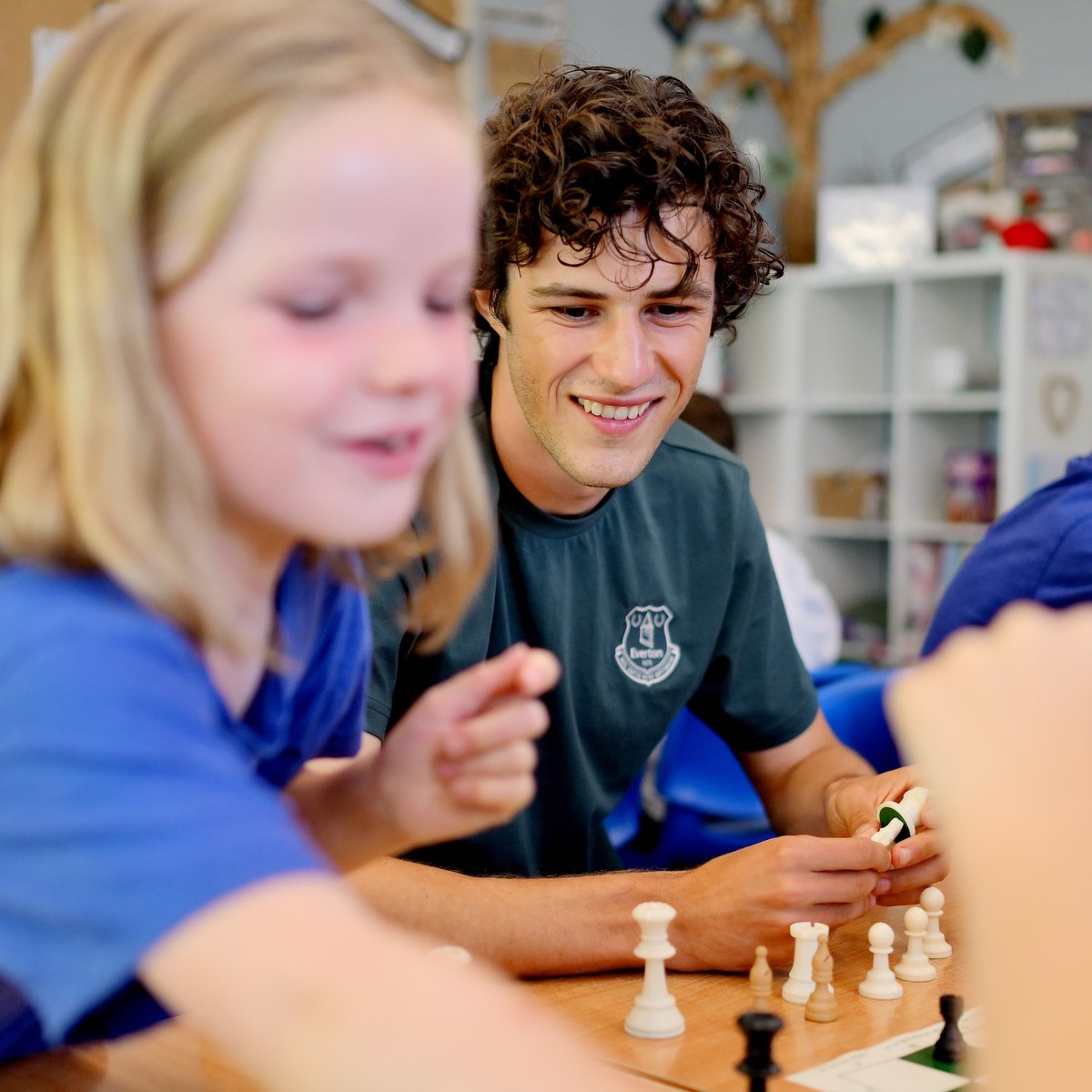 Everton's tweet photo. Back to school for Merlin Röhl. ♟

The Blues midfielder joined pupils at Oldfield Primary School – one of the recently renamed Everton Multi-Academy Trust’s schools – to take part in its chess club.