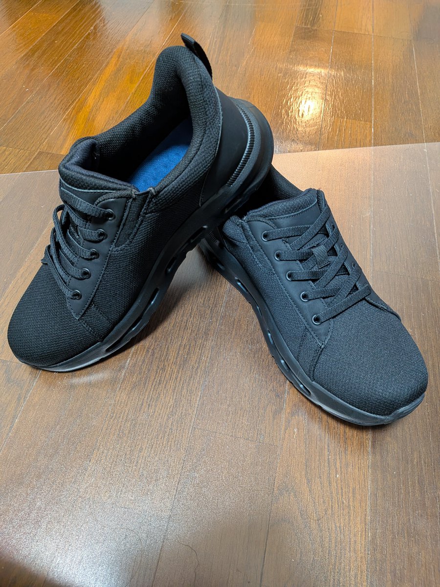 shinchandaaaa's tweet photo. 新しい靴2足買ったぜ！ https://t.co/5ArJspsybF