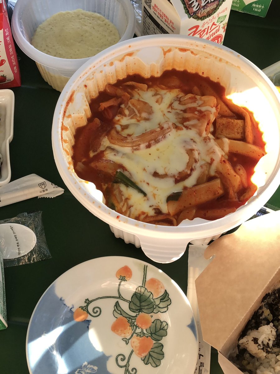 siosallt's tweet photo. 도자과 다니고 최고 아웃풋 : 
학교로 엽떡 시켜서 자기가 만든 그릇에 담아먹음 https://t.co/Ax8AApnO8K