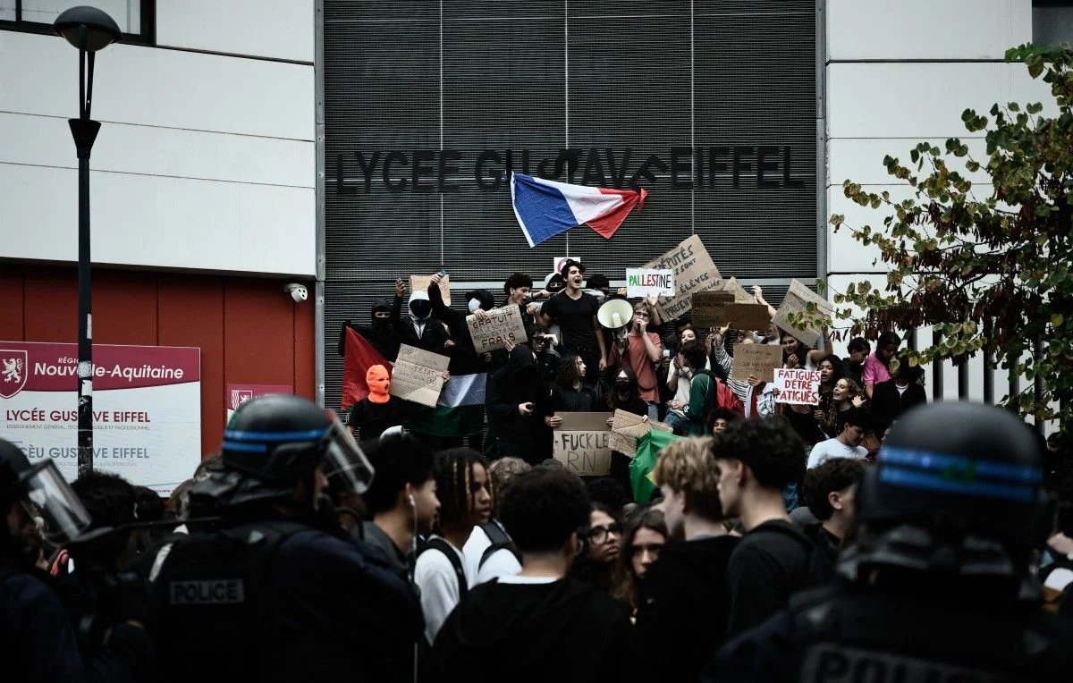 AlertesInfos's tweet photo. 🇫🇷 FLASH - Le ministre de l’Éducation nationale Édouard Geffray souhaite des COURS À DISTANCE lorsque blocages ou dégradations empêchent l’accueil des élèves en sécurité. Décision au cas par cas par les chefs d’établissement. (X) https://t.co/dDLyzTMJQL