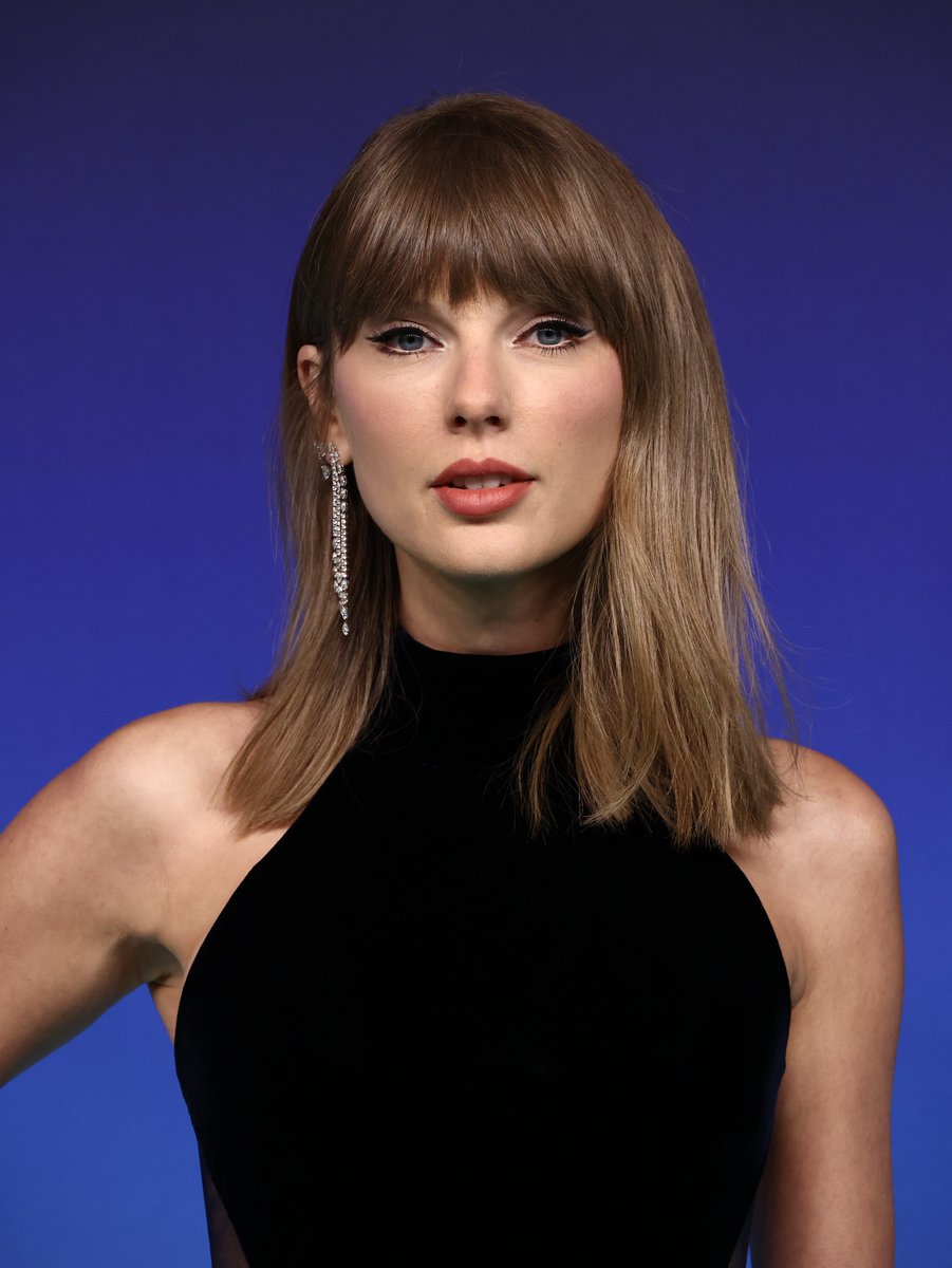 4k_taylorr's tweet photo. she looks like she's at popbase https://t.co/GrOig3CLso