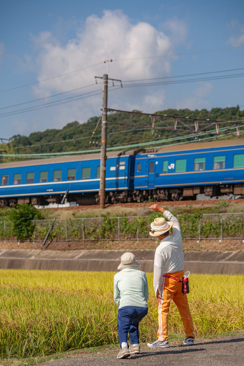 sansara_3's tweet photo. 寝台列車が日常の光景だった時代...
朝の運動をする老夫婦と寝台特急「日本海」。 https://t.co/wfi5JWEFeZ