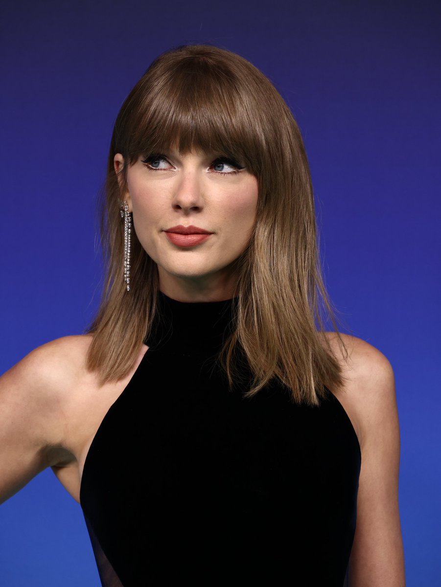 4k_taylorr's tweet photo. she looks like she's at popbase https://t.co/GrOig3CLso