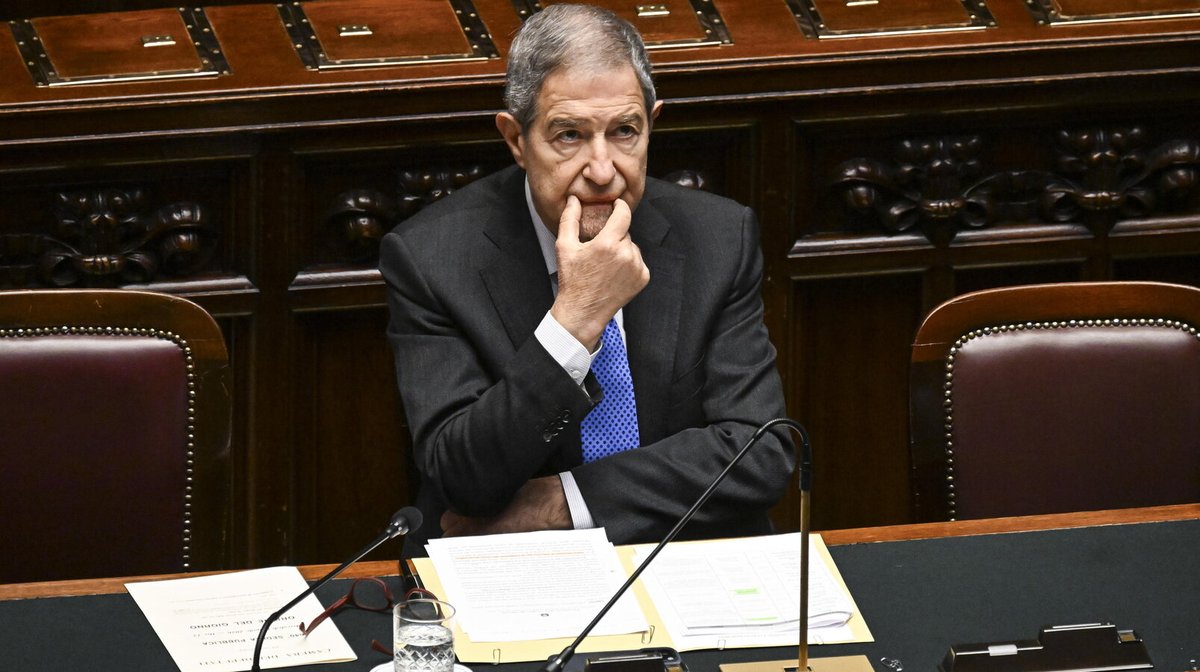 HuffPostItalia's tweet photo. Sono finiti i soldi. Il ministro Musumeci: "Lo Stato non ha denaro per ricostruire ovunque" dlvr.​it/TVkHzl https://t.co/K9oKCj5mWv