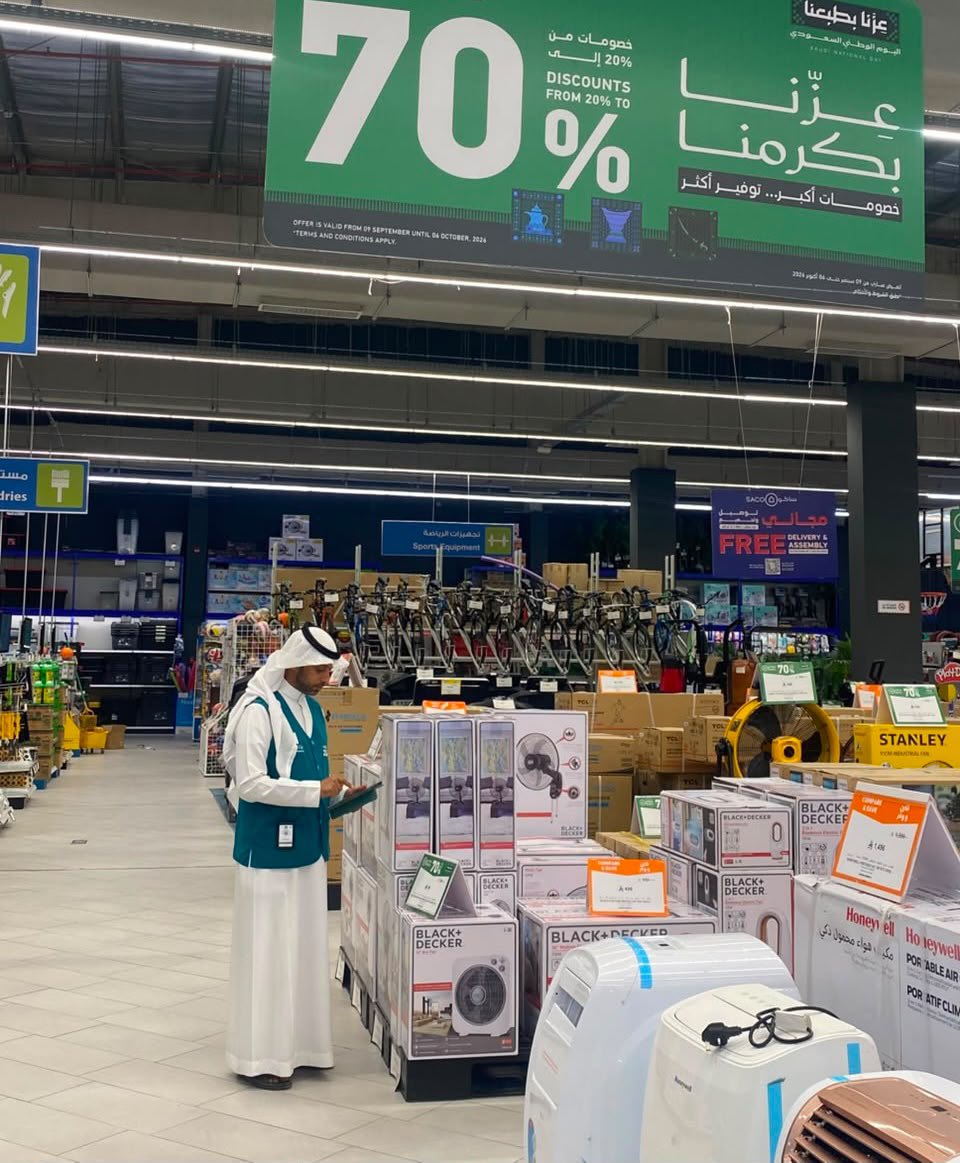 MCgovSA's tweet photo. (التجارة) تنفّذ أكثر من 58 ألف جولة رقابية على المنشآت التجارية خلال شهر سبتمبر

نفّذت وزارة التجارة أكثر من 58 ألف جولة رقابية على المنشآت التجارية ومنافذ البيع في جميع مناطق المملكة خلال شهر سبتمبر 2026م.

وشملت الجولات المنشآت التجارية، والأسواق المركزية، ومنافذ بيع الذهب والمجوهرات، ومنافذ بيع الأجهزة الكهربائية والإلكترونية، وغيرها.

واستهدفت الجولات التحقق من توافر السلع والمنتجات وبدائلها المتنوعة، ووضوح الأسعار عبر بطاقات السعر والتسعير الإلكتروني للمنتجات، والرقابة على التخفيضات التجارية، والتأكد من امتثال المنشآت لأنظمة الوزارة.