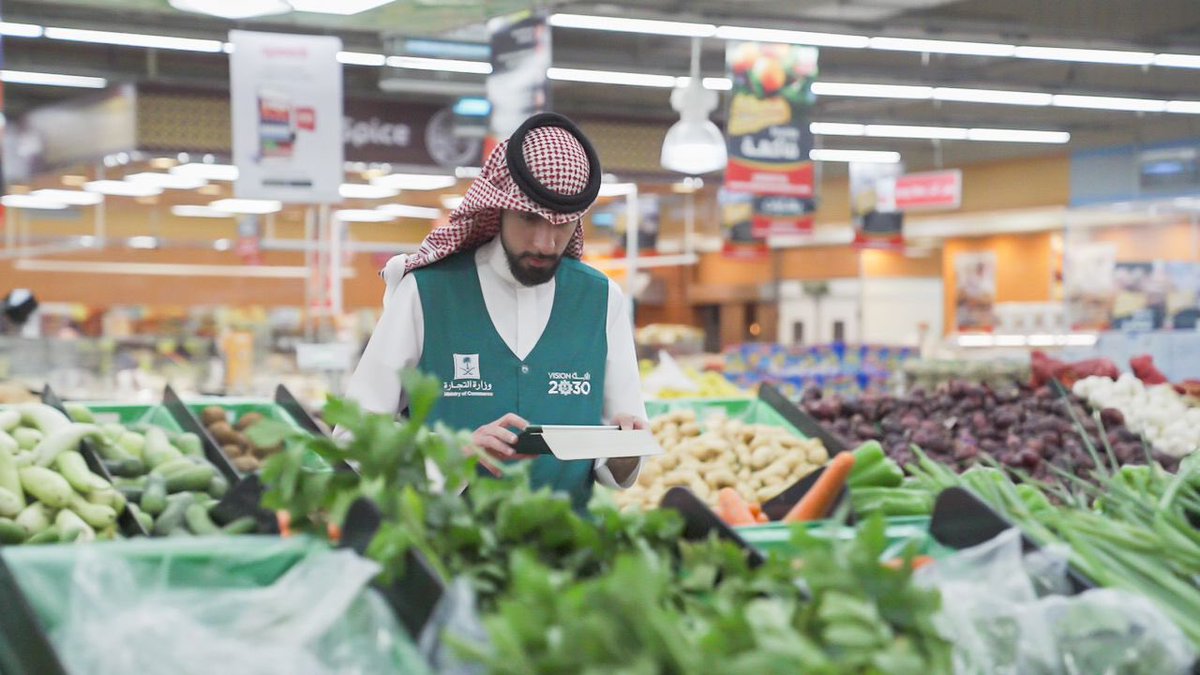 MCgovSA's tweet photo. (التجارة) تنفّذ أكثر من 58 ألف جولة رقابية على المنشآت التجارية خلال شهر سبتمبر

نفّذت وزارة التجارة أكثر من 58 ألف جولة رقابية على المنشآت التجارية ومنافذ البيع في جميع مناطق المملكة خلال شهر سبتمبر 2026م.

وشملت الجولات المنشآت التجارية، والأسواق المركزية، ومنافذ بيع الذهب والمجوهرات، ومنافذ بيع الأجهزة الكهربائية والإلكترونية، وغيرها.

واستهدفت الجولات التحقق من توافر السلع والمنتجات وبدائلها المتنوعة، ووضوح الأسعار عبر بطاقات السعر والتسعير الإلكتروني للمنتجات، والرقابة على التخفيضات التجارية، والتأكد من امتثال المنشآت لأنظمة الوزارة.