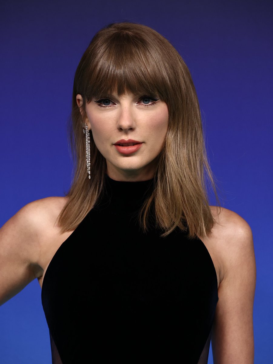 4k_taylorr's tweet photo. she looks like she's at popbase https://t.co/GrOig3CLso