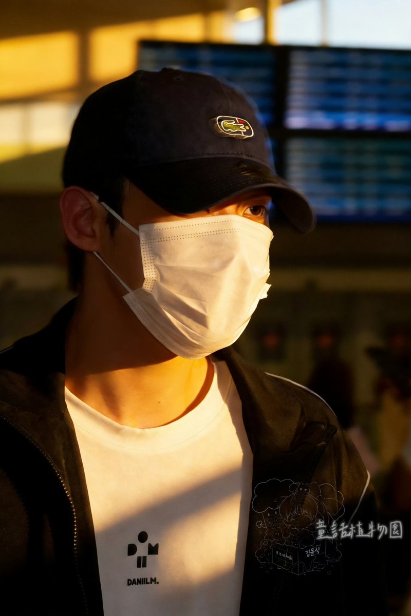 Gabbyglco's tweet photo. Kim Yoonsik was spotted at Paris Airport in the early‑evening of September 30 (Paris Time), dressed head‑to‑to‑toe in a full Lacoste tracksuit. I cannot wait to see his next new look.

WELCOME KIM YOON SIK TO PARIS

#YOONSIKPFWSS27
#KIMYOONSIKINPARIS https://t.co/743tXlkISs