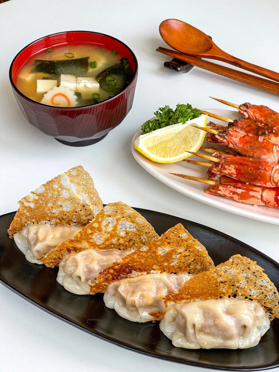 RussellSim7qhx's tweet photo. Late night craving hits—steaming pork gyoza and warm miso soup in a tiny Tokyo alley stall, just for the night owls. https://t.co/YGhP9f6ZPT