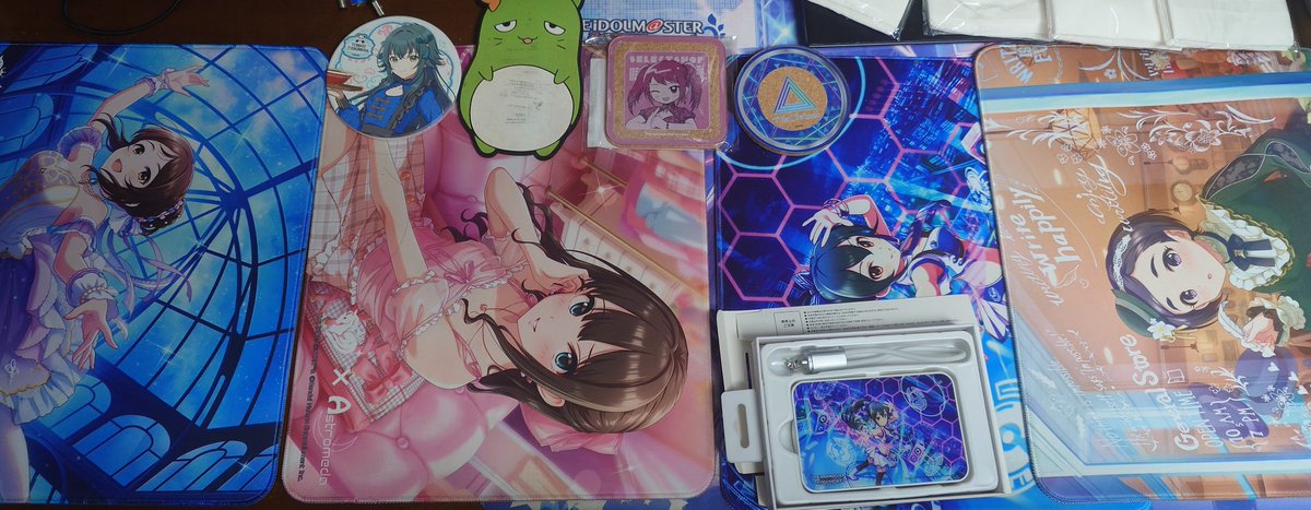 testtesttt12344's tweet photo. ASTROMEDAさんのコラボ商品がすべて届いた結果デスクがこうなるという
泉と千鶴の下にはガルフロ凛もいます

あ、この上にPC乗せて作業してるよ… https://t.co/OOXOiUxF0G