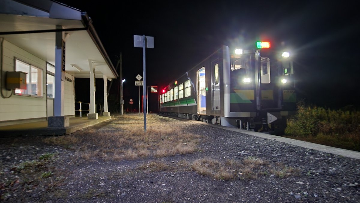 local_kokubu's tweet photo. 結局、摩周は僕と一人に。磯分内に到着。下車はもちろん私だけ。すっかり日も沈み気温��17℃。丁度いい感じ。誰もいない駅。鈴虫と時々走る車の音がするのみ。構内は意外に広い。釧路行き最終まで、この駅には私だけ。この空気が心地よい。 https://t.co/GAqlmH7pSv