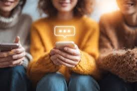 _Biancaa_19's tweet photo. Tinerii din România îmbrățișează inteligența artificială! Un raport Google arată că 56% dintre adolescenții de 16-18 ani folosesc AI zilnic pentru învățare și tot 56% pentru proiecte creative. 9 din 10 o utilizează lunar! 💡🇷🇴
​#Google #AIRomania #Educatie #TechNews #Inovatie https://t.co/b1tdZFRjpw