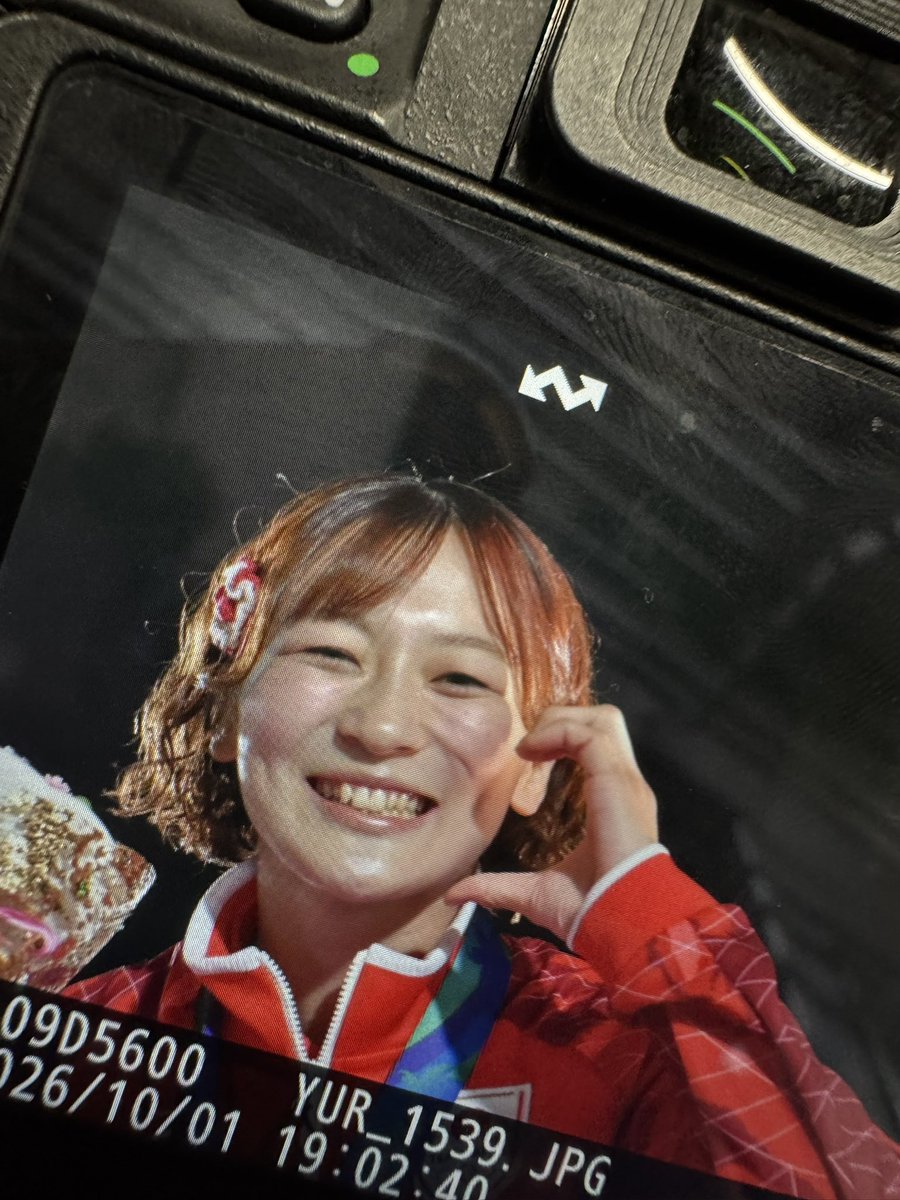 n0___2i's tweet photo. メ���ルセレブレーションの時の話なんですが、せっかくなら他競技の選手も写真撮ろうと思ってカメラ向けてたんですよ。なんて名前の方か忘れちゃったけど、カメラ目線で特大ファンサを貰ってしまった🥹🫶🏻 https://t.co/XrZjQ2vQgW