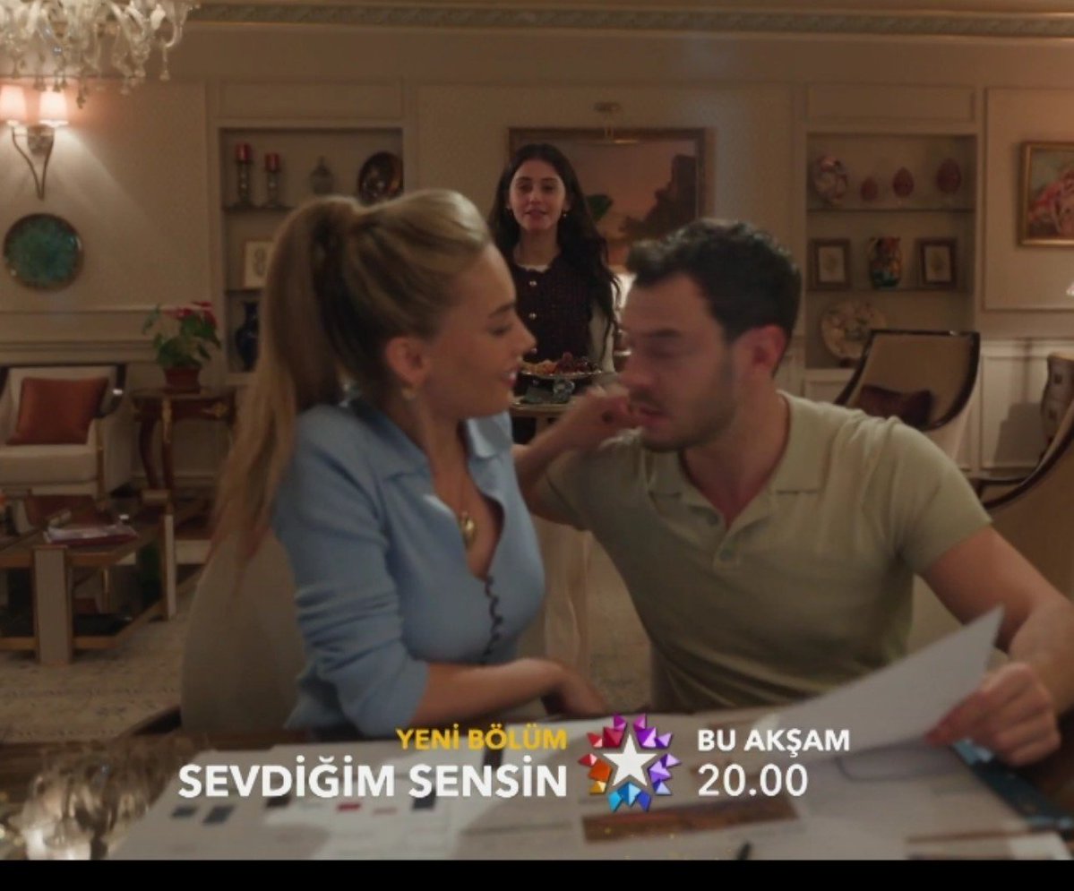 holysasmaz's tweet photo. She saw Dicle entering room and wanted to grab his shoulder quicky you h0eee https://t.co/7czWnWZBiB