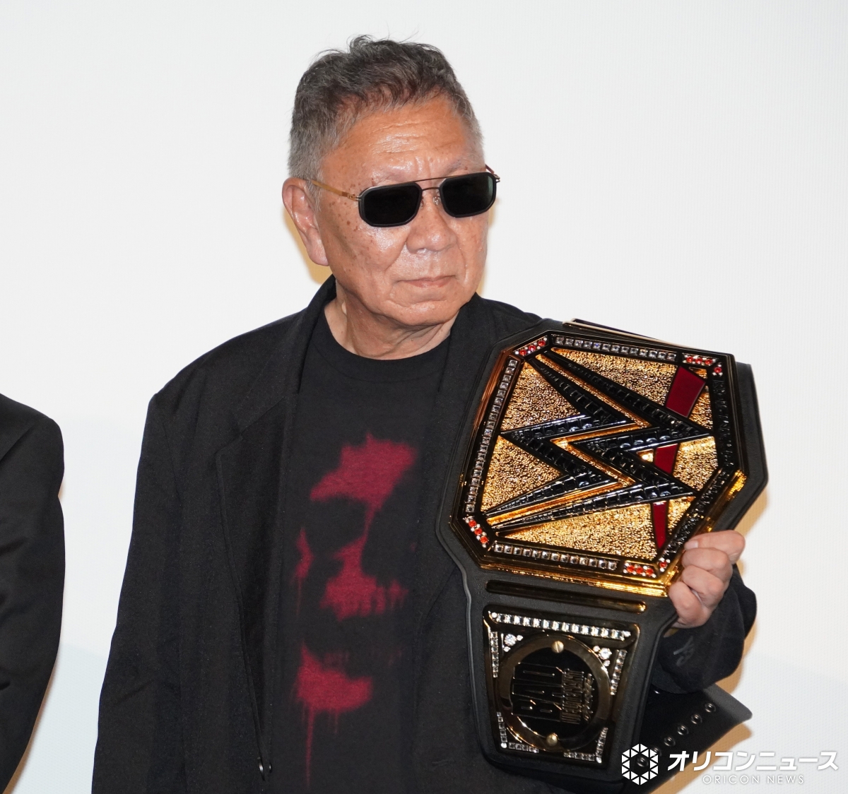 oricon's tweet photo. リヴ・モーガン、
三池崇史監督に特製チャンピオンベルト贈呈✨️

色っぽすぎる大胆衣装で登場
https://t.co/VZ4yjB5Vnq https://t.co/5ApmyaR6iZ