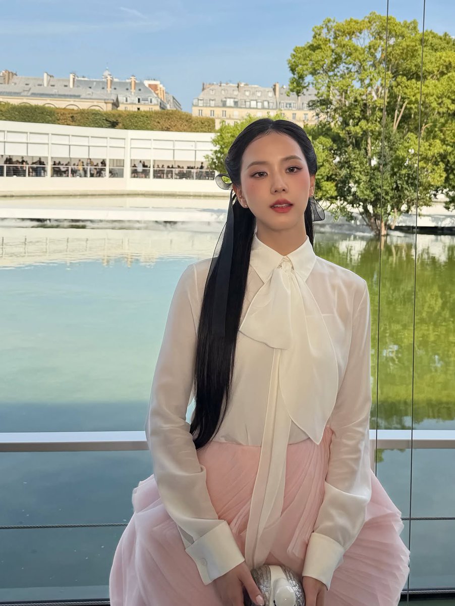 _inmusic_'s tweet photo. JISOO looks beautiful in new photos from Paris Fashion Week. https://t.co/723xHLF2Ay