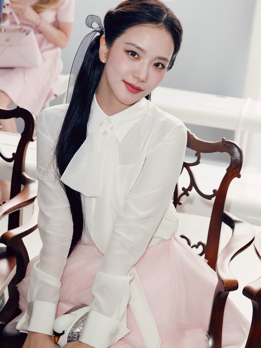 _inmusic_'s tweet photo. JISOO looks beautiful in new photos from Paris Fashion Week. https://t.co/723xHLF2Ay