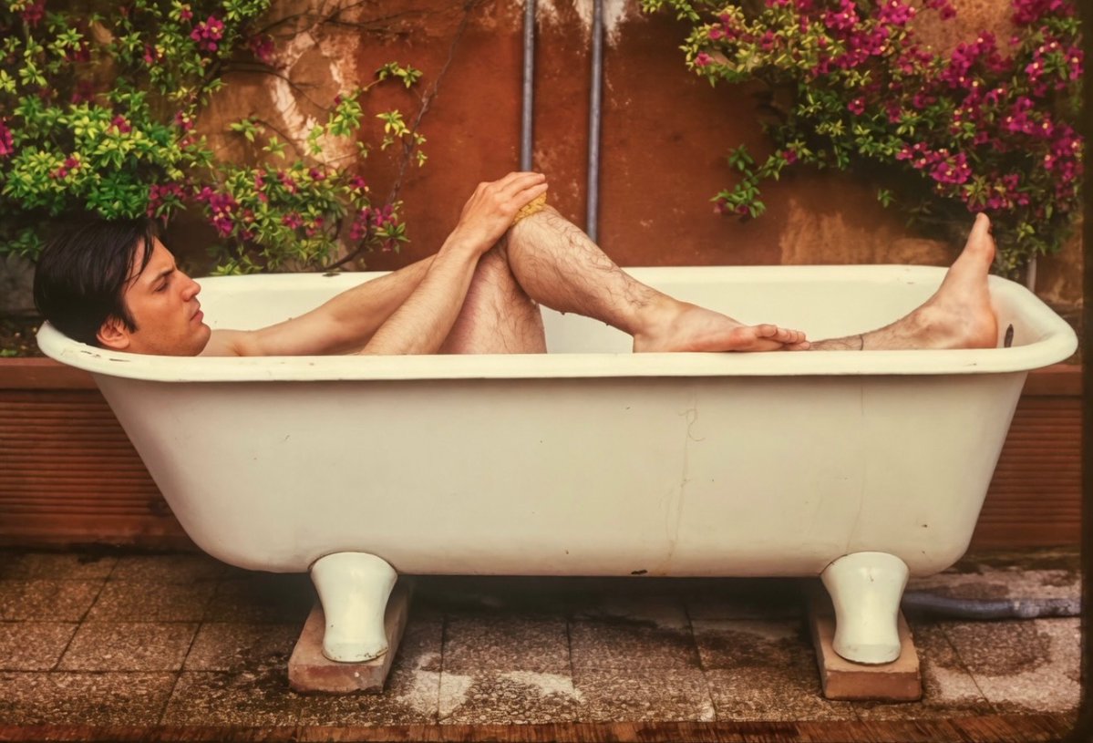 fofuchatany's tweet photo. Joe Dallesandro returned to the tub on Nando Scarfiotti’s Roman terrace. It was the summer of 1975, and memories emerge through my photos from long-forgotten boxes. I was leaving photography behind, but still occasionally documented our days. https://t.co/47UVbtOueU