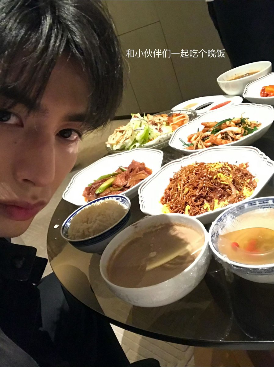 dzlswl's tweet photo. 송위룡 오늘 올린 셀카도 저 아이폰7로 찍은 거 ㄱㅇㄱ https://t.co/gR8cuBV9vW