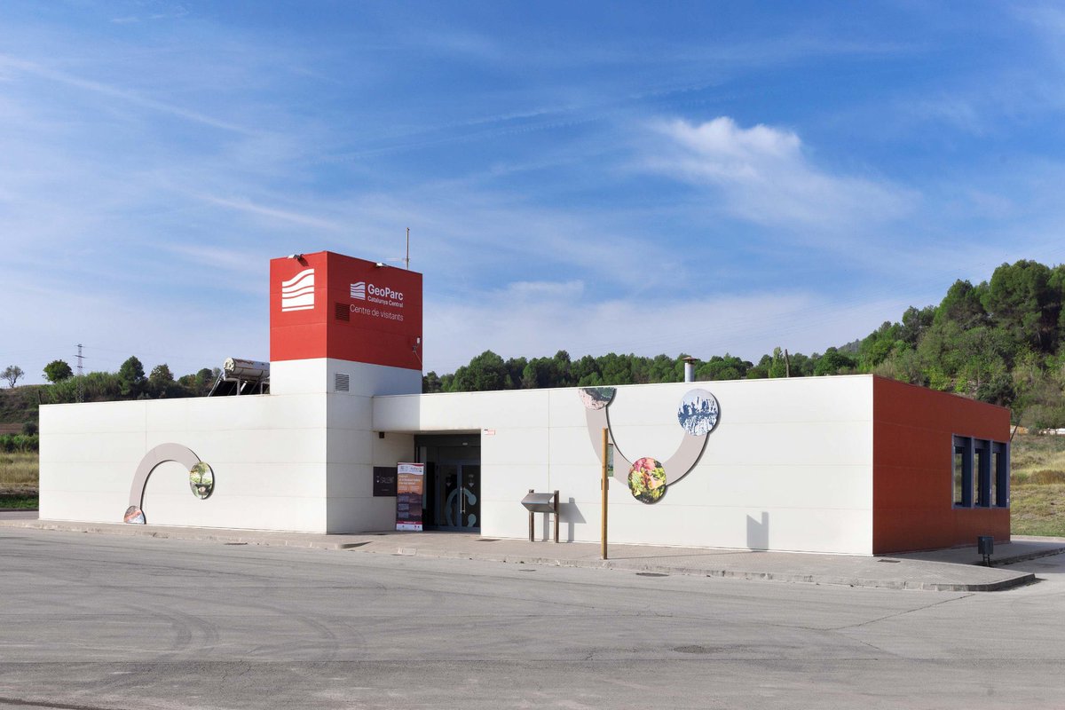 consellbages's tweet photo. 🪨El @Geoparc programa 11 activitats per descobrir el patrimoni geològic del #Bages 

🥾Itineraris, tallers, activitats familiars i visites guiades amb experts per apropar el #Geoparc a tots els públics.

🔗Més informació i inscripcions a: https://t.co/SjDWKRtl4s 

#ConsellBages https://t.co/Rl0mpO4AQG