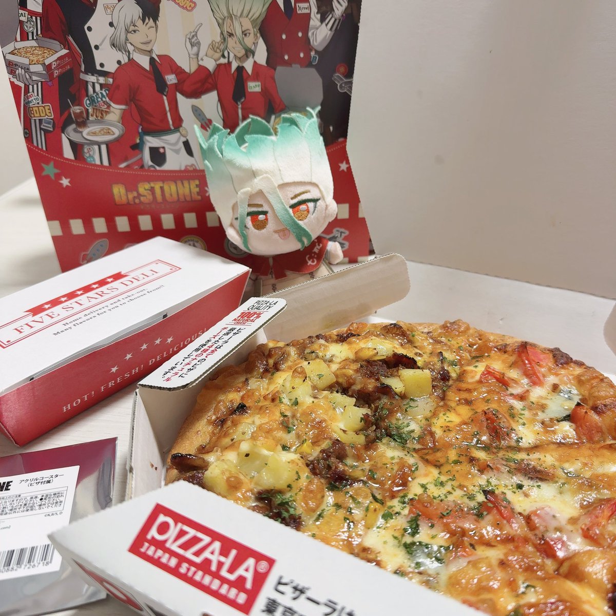 tsuki46m's tweet photo. 届いたー！！！🚀🍕✨
初めてお願いしたんだけど、ホクホクであったかかった！ありがとうございます配達のお兄さん🥹 https://t.co/drYHmOrmBi