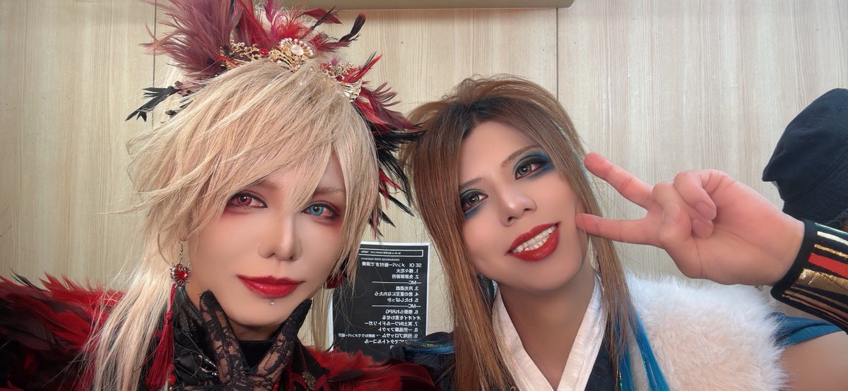 kouki_d_out's tweet photo. 少しバタバタが落ち着いたので、まずは修羅場にて鬼ヶ島メンバーと！

少しずつではありますが鬼ヶ島に対してサポートの立ち位置ではなくライブに来てくれる君たちをより楽しんでもらえるように、アドバイスくれる関係値になってます！

10月から12月まで決まっているけれど、きっとより君たちと楽しめる空間にこのメンバーでなるはずです！

タイトくんはもう10年以上前から一緒に、ボイサロが懐かしいね！

シューセ兄さんは前日から恒例のアレで語りました！

ジュンジからは集合写真を撮ってないのを怒られました、すません泣

また10月に音を合わせられることを楽しみにしてます！

ただ10月はソールドアウトしているのでもし今から鬼ヶ島を体感したい方はこちら！

先輩に胸を借ります。チーム鬼ヶ島島民集まれー！

チケットはこちら
●VIP ticket
■購入ページURL(VIP ticket)
https://t.co/i7g16GGDyG

●一般ticket
■購入ページURL(一般ticket)
https://t.co/8SROw9gJ2G