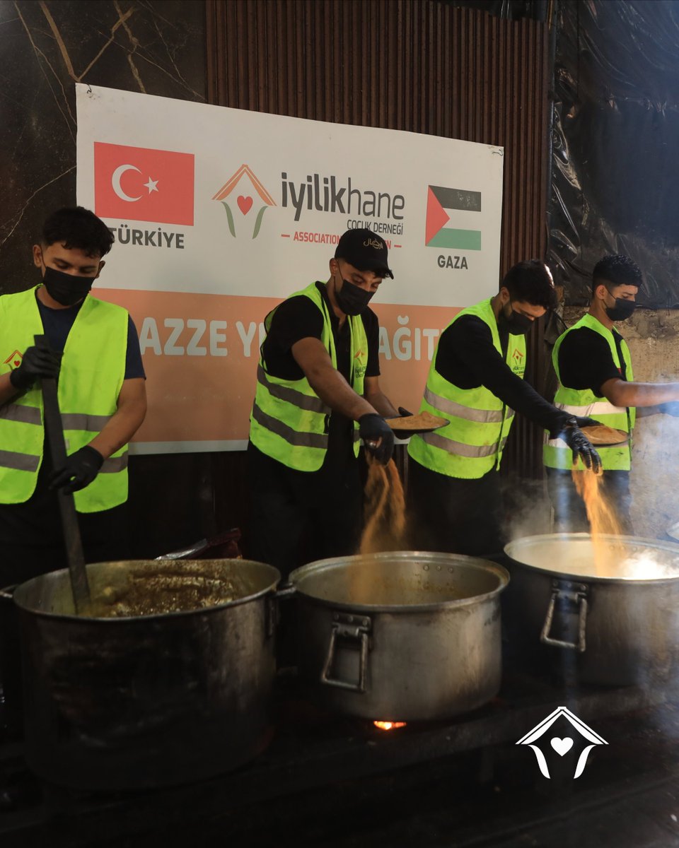 iyilikhane's tweet photo. Gazze halkına sıcak yemek ve temiz su yardımlarınızı ulaştırıyoruz. 🍲💧

Daha çok ihtiyacı karşılayabilmek ve yaraları sarabilmek için bağışlarınızla destek olun.
https://t.co/u874EFp2AA https://t.co/Rr8mFtqDAY