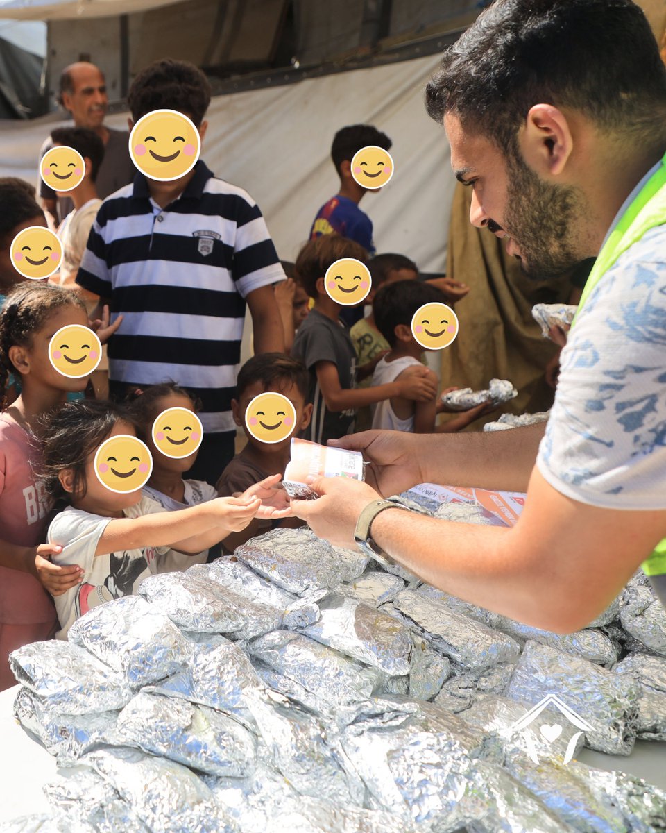 iyilikhane's tweet photo. Gazze halkına sıcak yemek ve temiz su yardımlarınızı ulaştırıyoruz. 🍲💧

Daha çok ihtiyacı karşılayabilmek ve yaraları sarabilmek için bağışlarınızla destek olun.
https://t.co/u874EFp2AA https://t.co/Rr8mFtqDAY