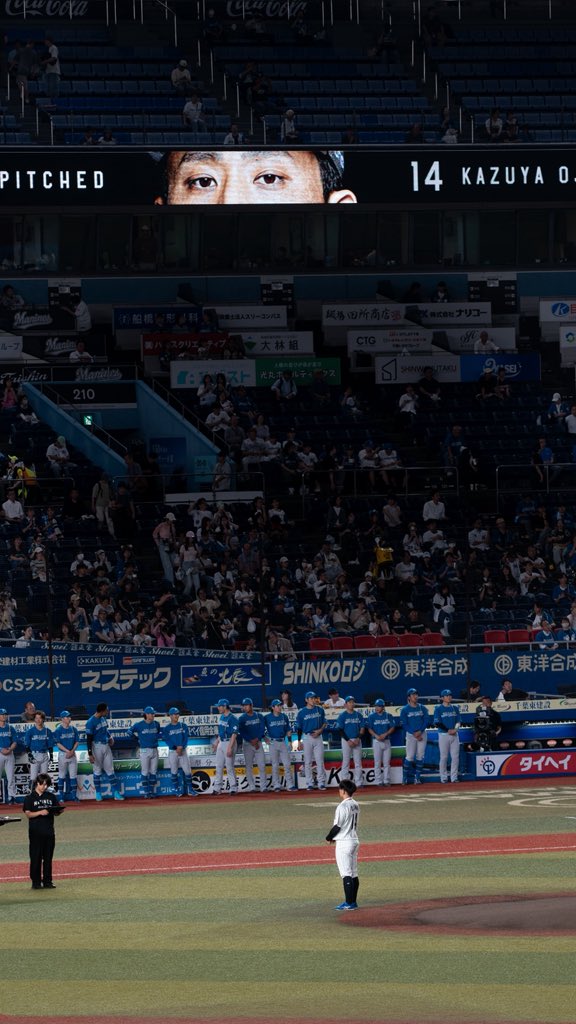 __michan712's tweet photo. 通算1000投球回を達成！
連盟表彰式、、

偉すぎるよおじ🥹🤍

#chibalotte
#小島和哉 https://t.co/Nfpj76r5uR
