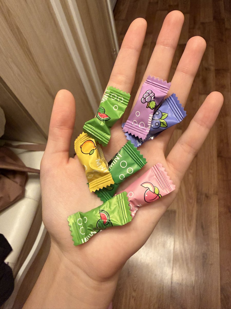 bossbitchEee's tweet photo. Today the class teacher gave me and my friends such delicious candies https://t.co/aDPlK5zV4I